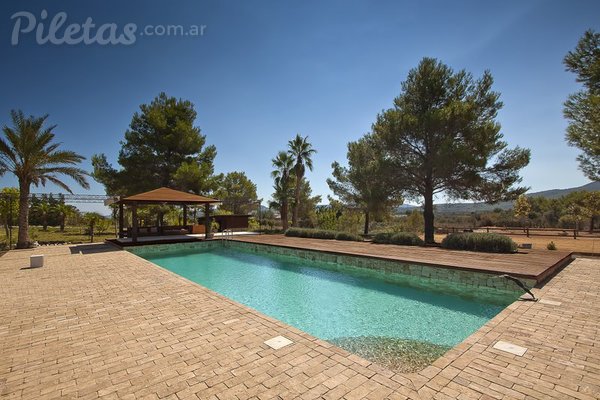 Tendencias: los colores que están de moda para el entorno de la piscina