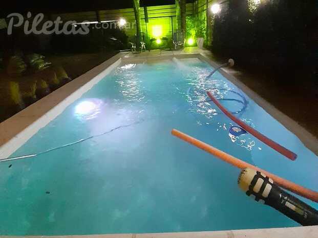 Piscina de fibra con bordes ballena