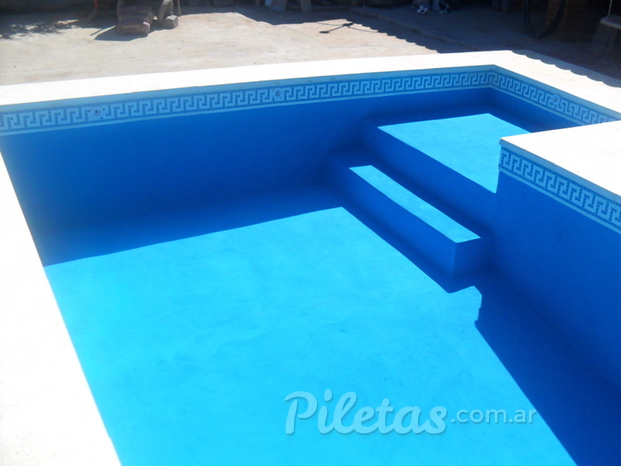 Piscina con playa húmeda