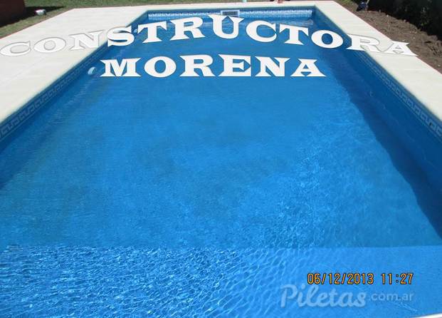 Piscina con playa húmeda y solarium