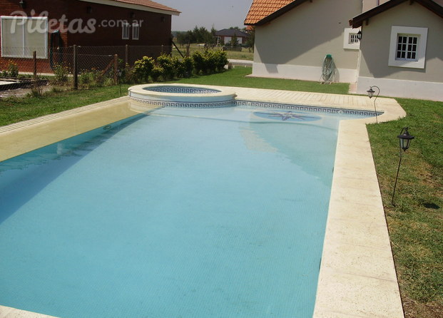 Piscina con jacuzzi