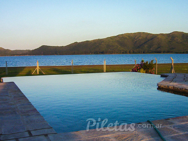 Piscina con desborde infinity con hermosa vista para estar en familia