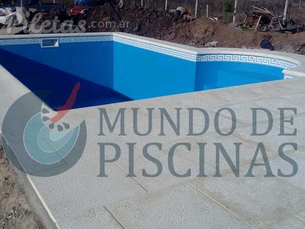 Piscina en el molino blanco con arco