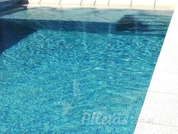 Pileta- solarium con respaldo de losetas-Santo Tome