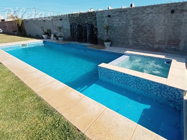 Piscina en Hormigón con Cascadas e Hidromasaje interno revestido con cerámicas