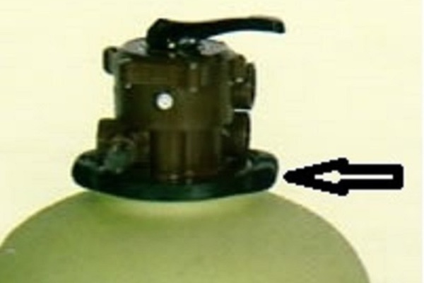 Durante el filtrado sale agua, en clamp negro que ajusta a nivel del cuello.